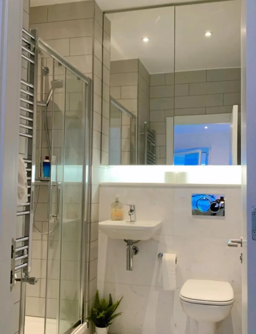 Modern Ensuite Double Bedroom Dublin 0*,
