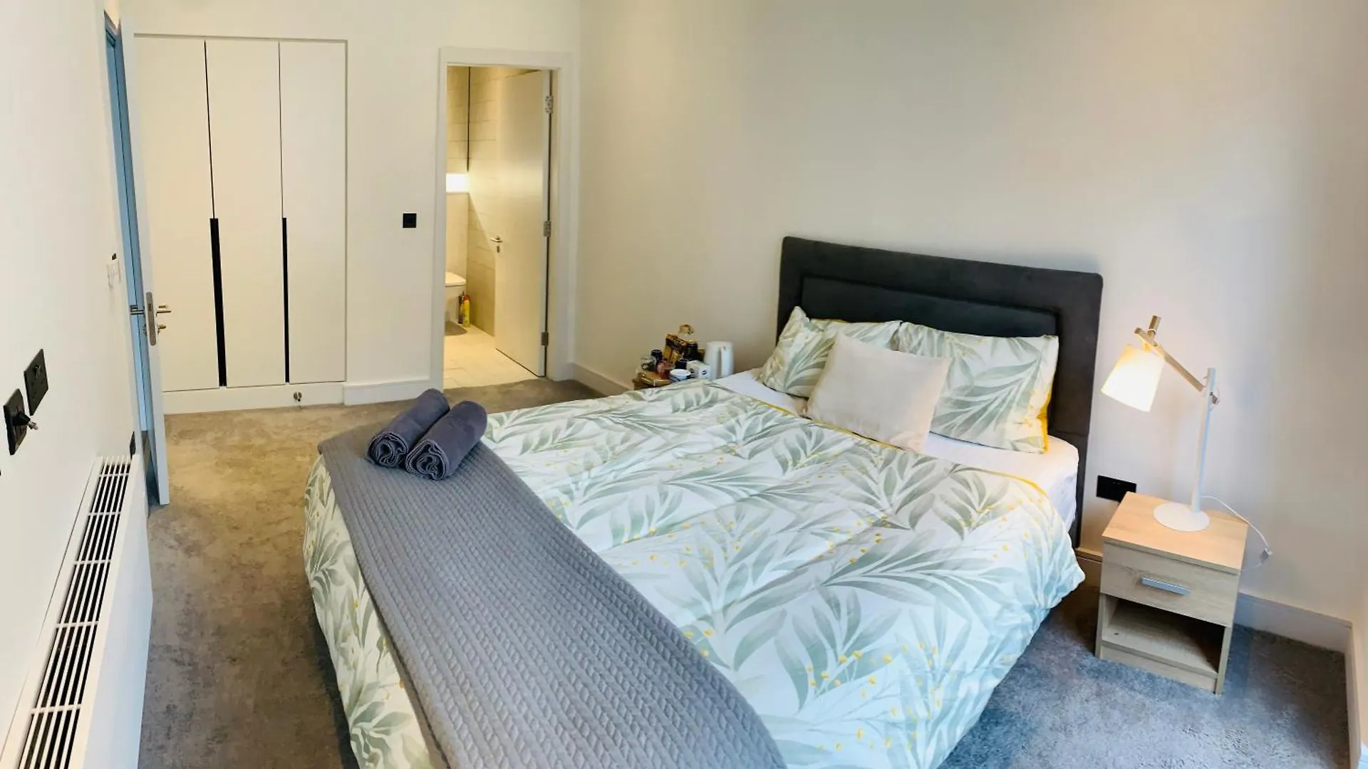 Modern Ensuite Double Bedroom Dublin 0*,