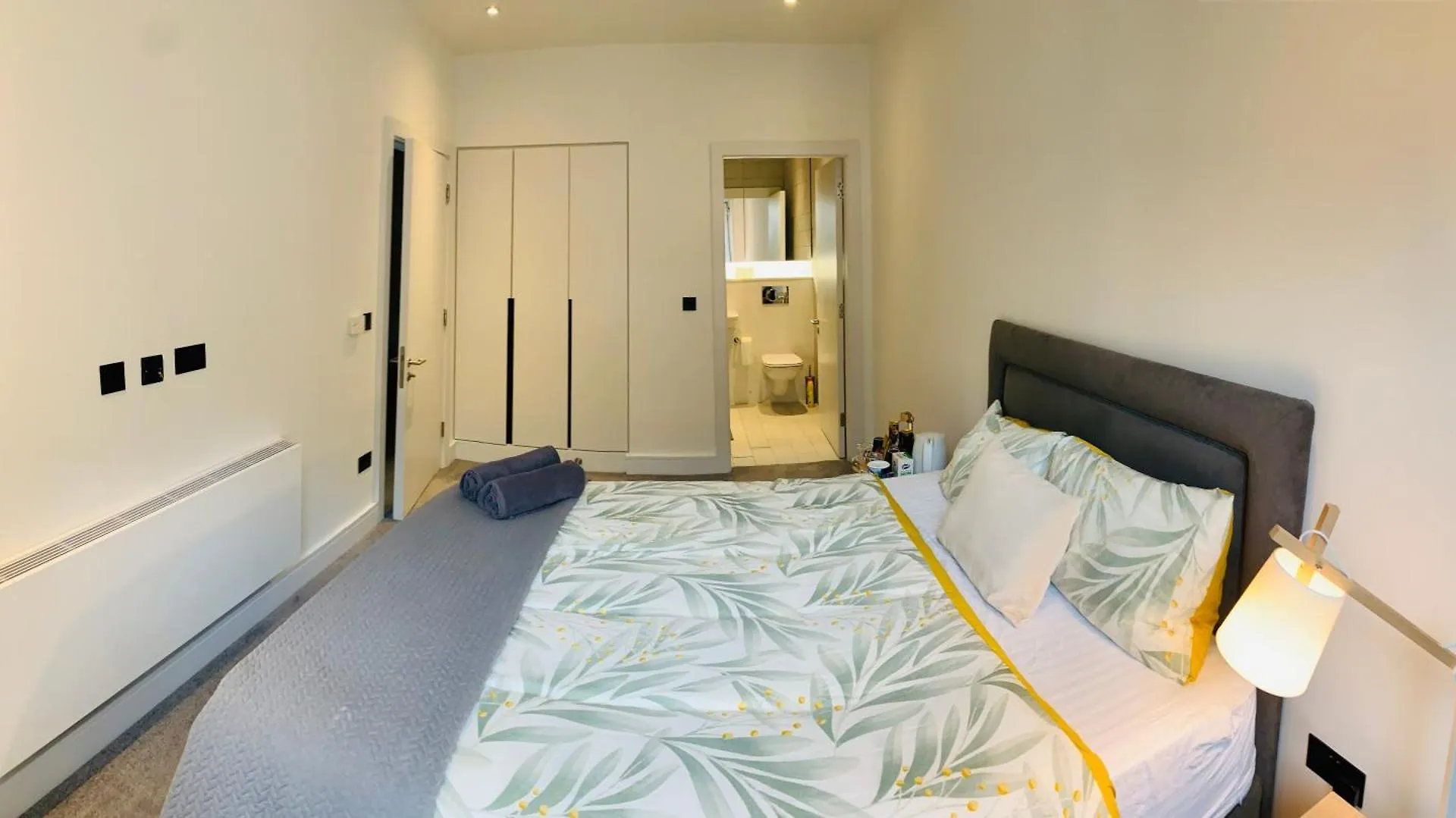 Modern Ensuite Double Bedroom Dublin Homestay