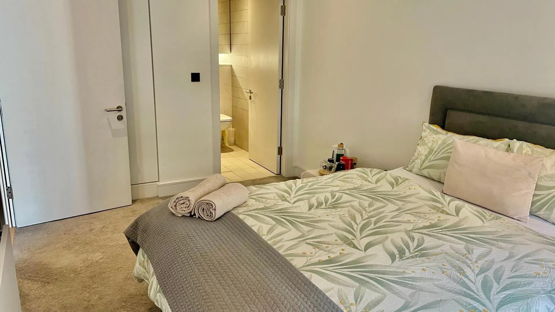 Modern Ensuite Double Bedroom Dublin Homestay