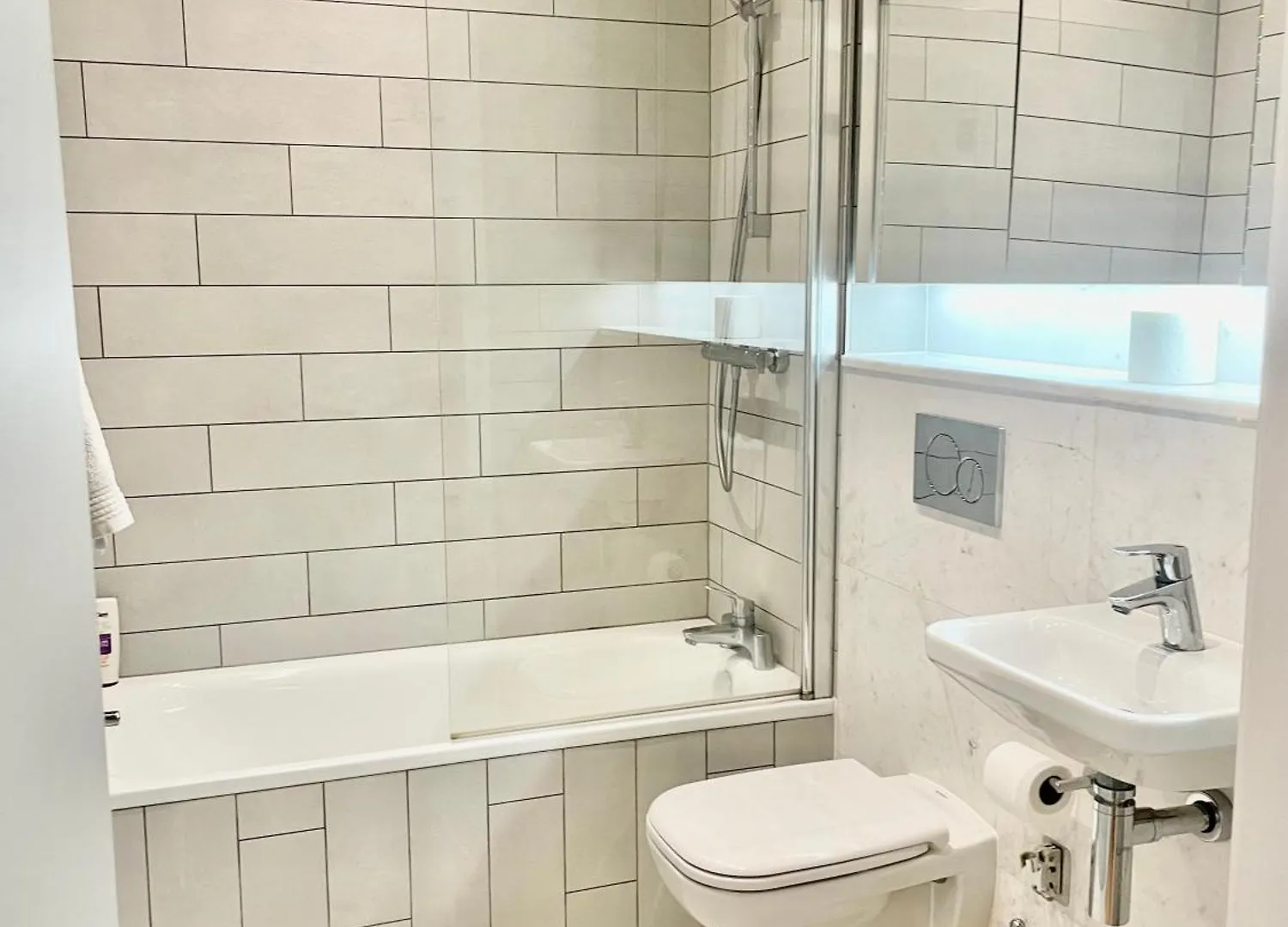 Modern Ensuite Double Bedroom Dublin Homestay