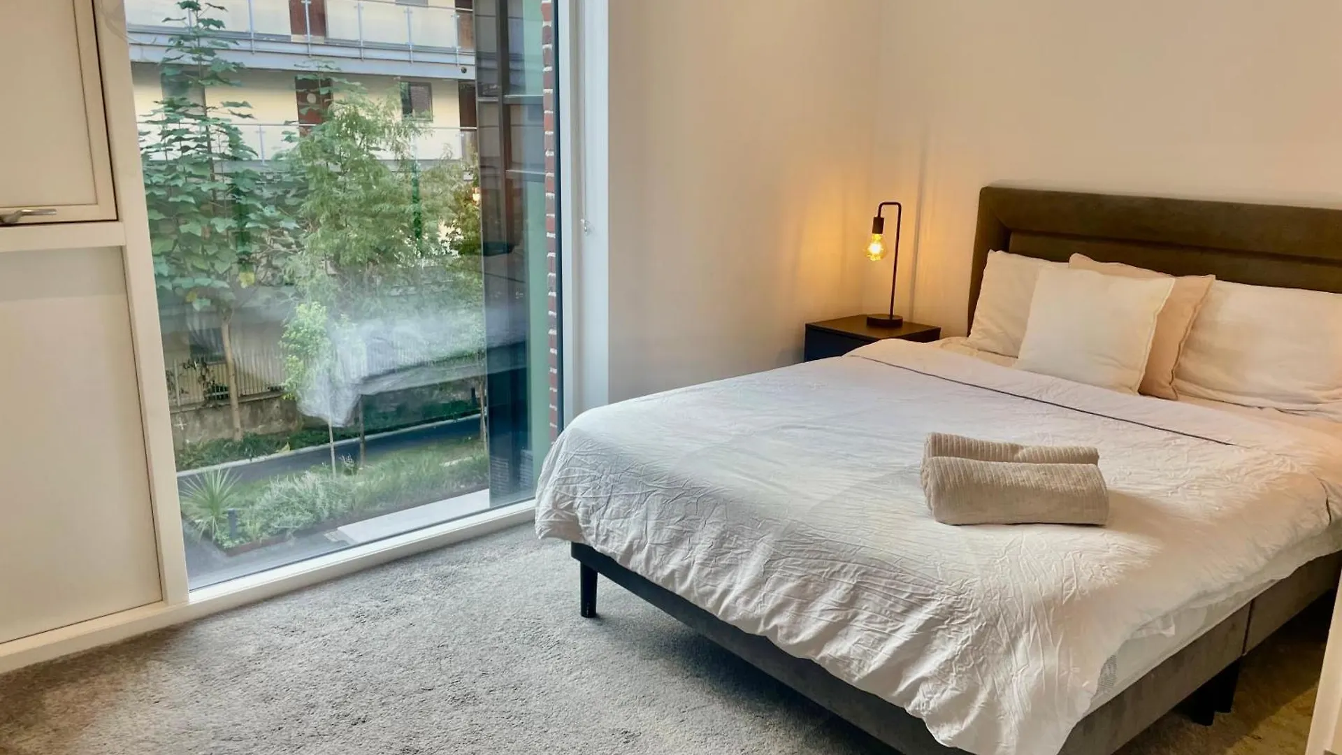 Modern Ensuite Double Bedroom Dublin Homestay
